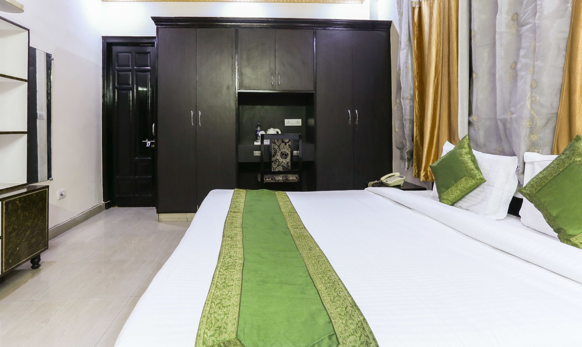 Treebo Trip Sswag 18 Expressway Hotel โนอิดา ภายนอก รูปภาพ
