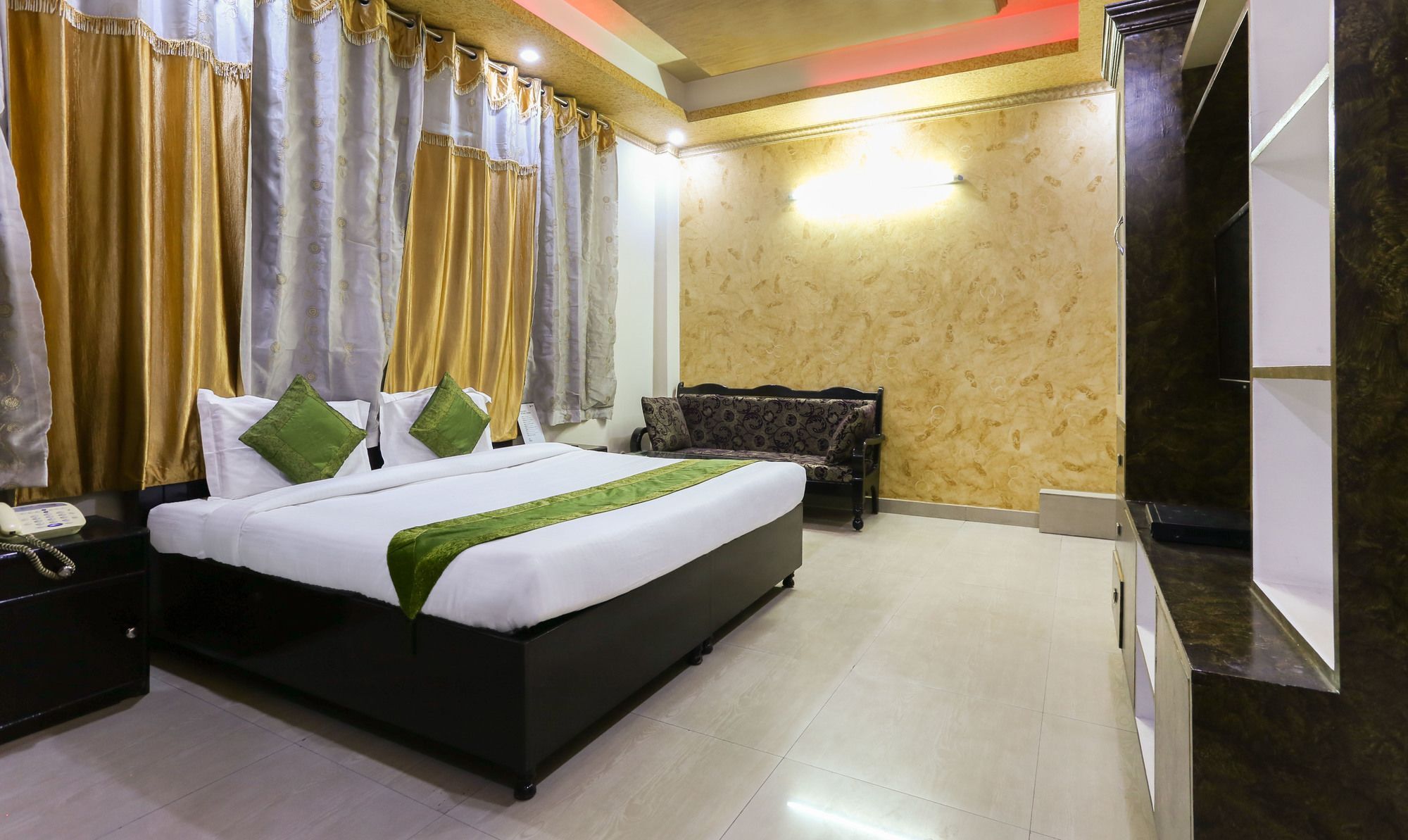 Treebo Trip Sswag 18 Expressway Hotel โนอิดา ภายนอก รูปภาพ