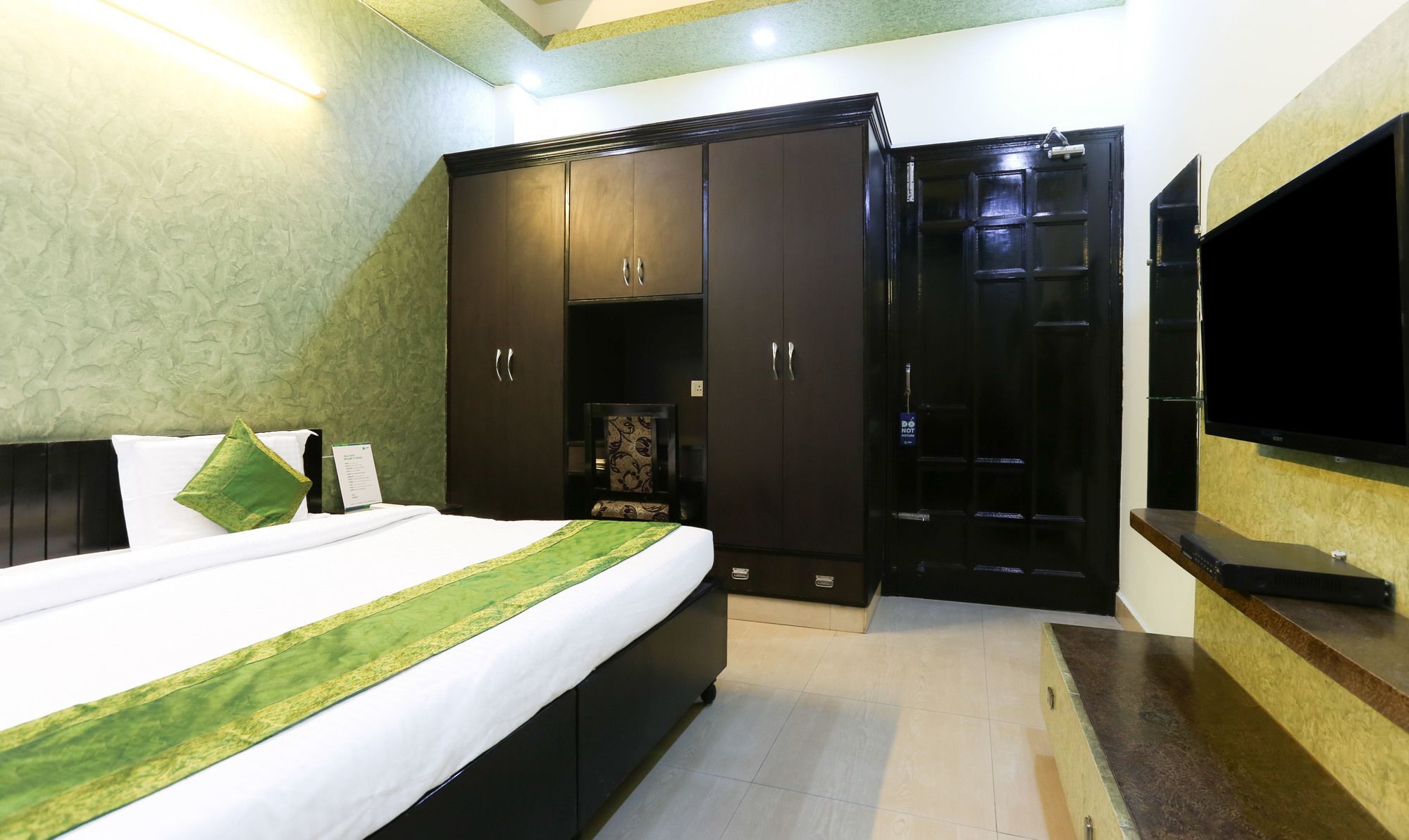 Treebo Trip Sswag 18 Expressway Hotel โนอิดา ภายนอก รูปภาพ